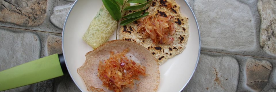 Hoppers und Coconut Rotti mit Onion Sambol und Pancakes (Pani Pol)