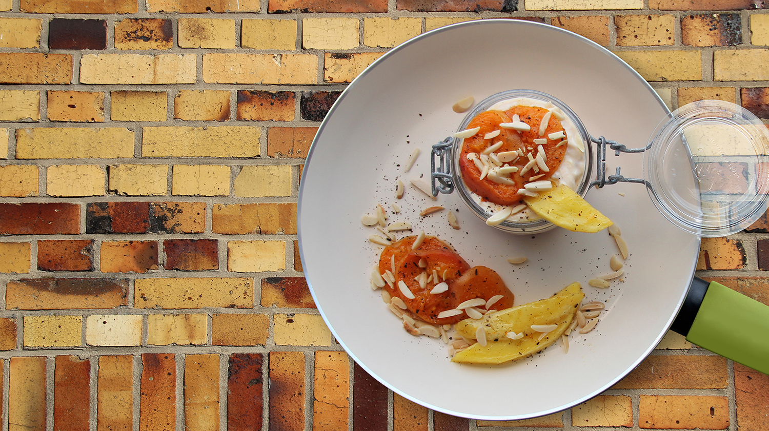 Früchtequark mit gebratener Aprikose und Mango - Foodblog Pfannenliebling